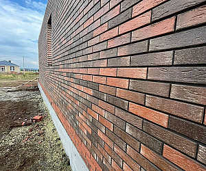 Стена из кирпича красный флеш с посыпкой