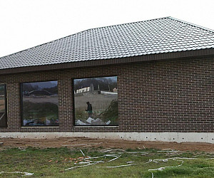 Варианты применения кирпича Графит Лава 1 НФ в дизайне фасадов