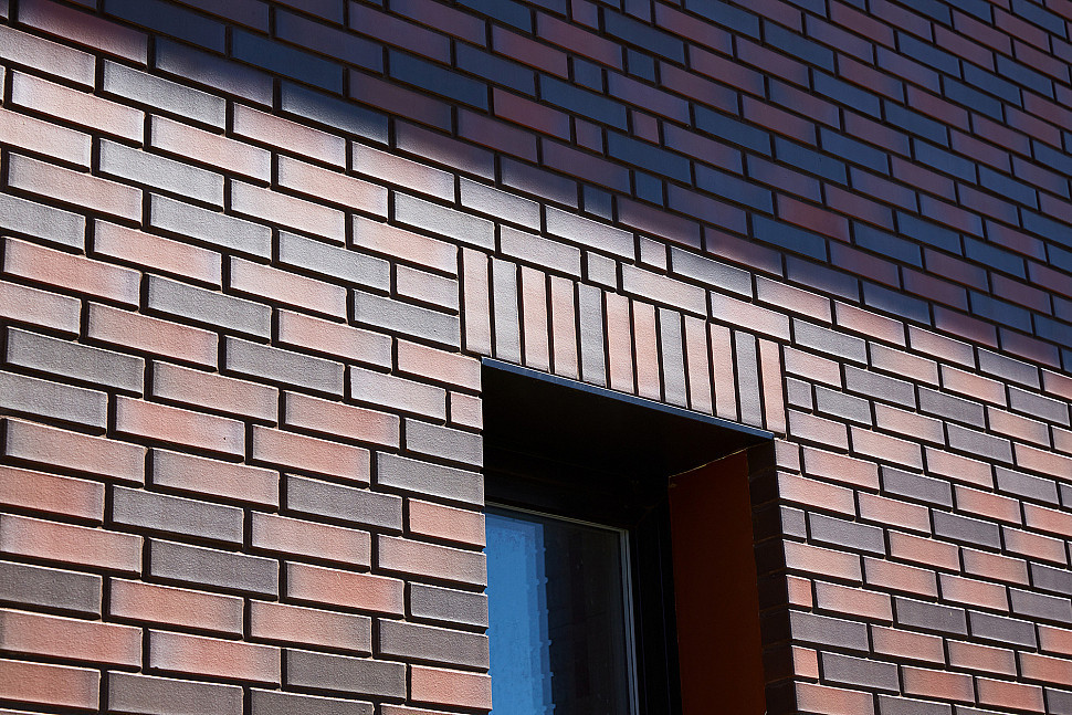 Примеры фасадов коттеджей из клинкера красный флеш Ноттингем гладкий
