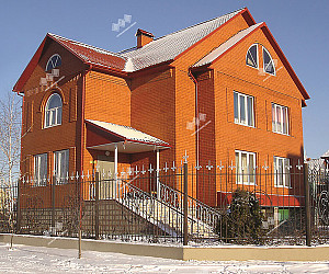 Примеры коттеджей из кирпича ЖКЗ красный