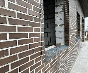 Вид на кладку из клинкера Брюгге терракотовый флэшинг