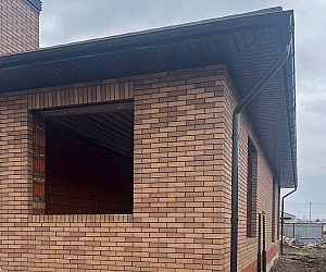 "Эмират" имеет оттенки от соломенного до светло-коричневого и посыпку из песка крупной фракции, которая добавляет гармонию внешнему облику дома.