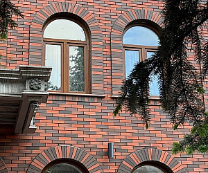 Часть фасада здания облицованного фасадным клинкером красный флэшинг &laquo;Ноттингем&raquo;