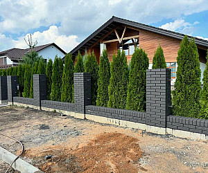 Вариант забора из кирпича ЛСР графитовый