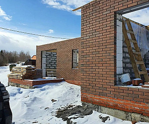 Примеры облицовки коттеджей лицевым кирпичем Готика Дуб 1НФ