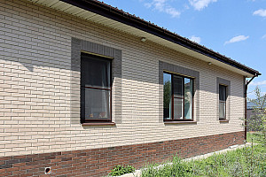 Примеры использования кирпича 0.5НФ белый в фасадах коттеджей