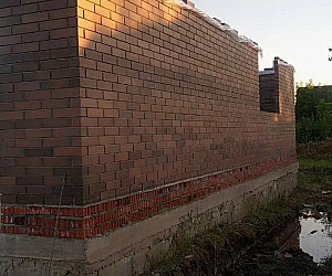 Кирпич Графит Старая стена евро формата в дизайне коттеджа