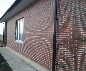 Фасад дома из кирпича Графит гладкий евро формата