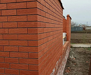 Примеры использования лицевого красного кирпича 1 НФ с поверхность Лава в фасадах