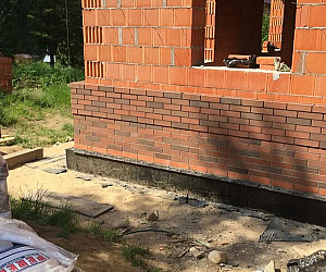 Фасады коттеджей в облицовке из кирпича Готика с гладкой поверхностью формата 1НФ