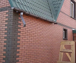 Коттедж из красного и темно-коричневого кирпича Вышневолодской Керамики формата 1 НФ