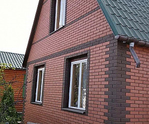Коттедж из красного и темно-коричневого кирпича Вышневолодской Керамики формата 1 НФ