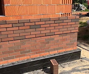 Фасады коттеджей в облицовке из кирпича Готика с гладкой поверхностью формата 1НФ