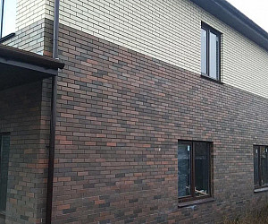 Примеры фасадов из кирпича Графит Антика евро формата в сочетании с кирпичем светлых оттенков