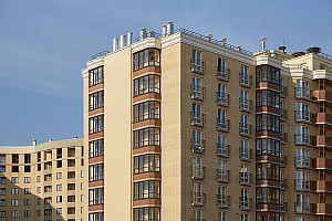 Фасады зданий из кирпича ЛСР слоновая кость