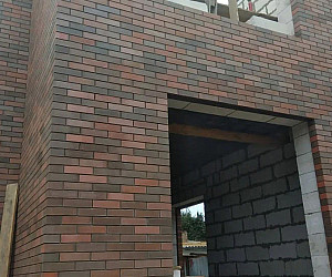 Фасады коттеджей в облицовке из кирпича Готика с гладкой поверхностью формата 1НФ