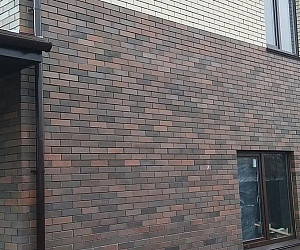 Примеры фасадов из кирпича Графит Антика евро формата в сочетании с кирпичем светлых оттенков