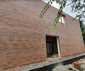 Фасады коттеджей в облицовке из кирпича Готика с гладкой поверхностью формата 1НФ