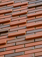 Варианты применения полнотелого коричневого кирпича при создании фасадов