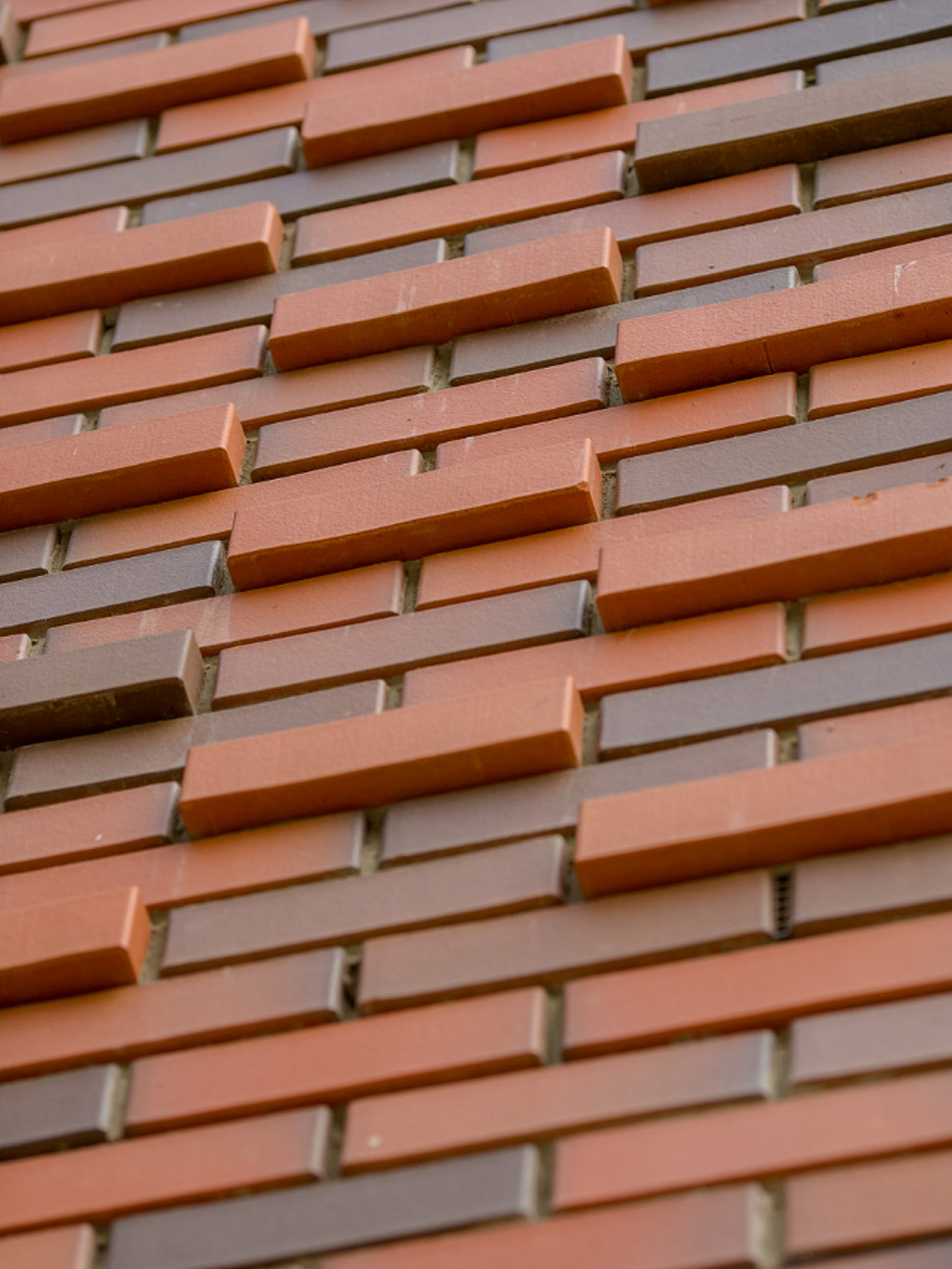 Варианты применения полнотелого коричневого кирпича при создании фасадов