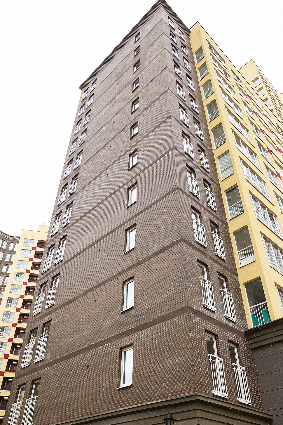 Фасады домов из кирпича темно-коричневого производства ЛСР